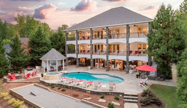 #1 LKG Family Retreat- Heated Pool, Golf Range, Firepit & Bocce, New 200HP Boat!