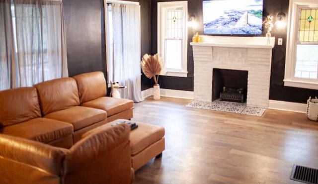 #1 Location, Large House, Chic!