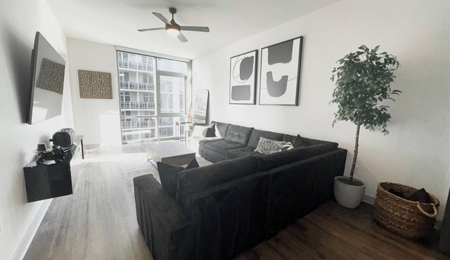 1 Lux BR , High Rise , Entire Apartment