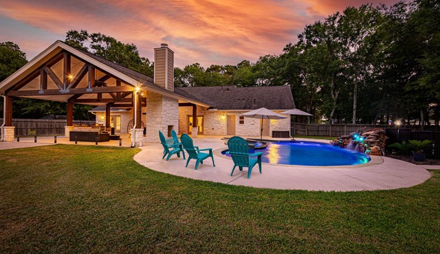 1-LvL Family Paradise, 2 King Suites, Pool, HUGE Covered Patio, Yard, OD Kitchen