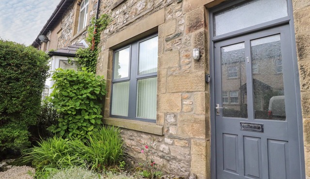 1 LYTHAM TERRACE, pet friendly, character holiday cottage in Ingleton