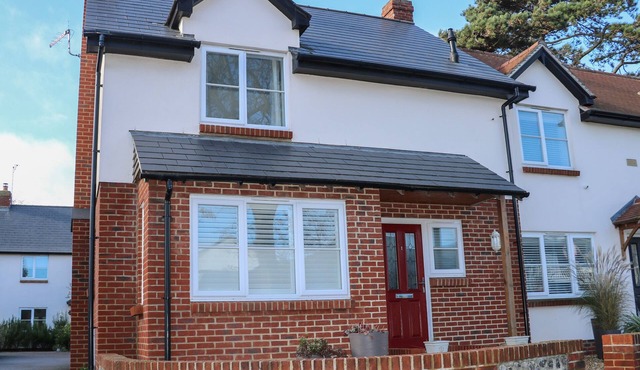 1 MATRONS COTTAGES, pet friendly, with open fire in East Preston