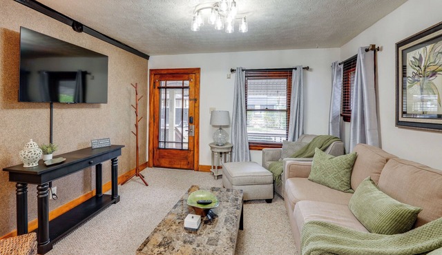 1 Mi to Akron Zoo: Ranch-Style Home w/Yard!