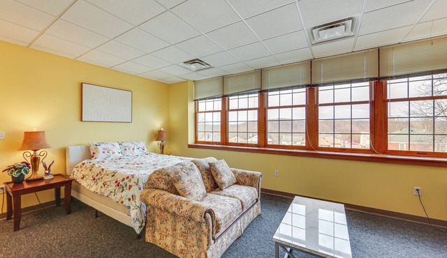 1 Mi to Allegheny River: New Kensington Studio!