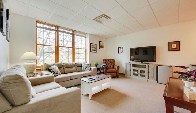 1 Mi to Allegheny River: Cozy Apt w/Shared Patio!
