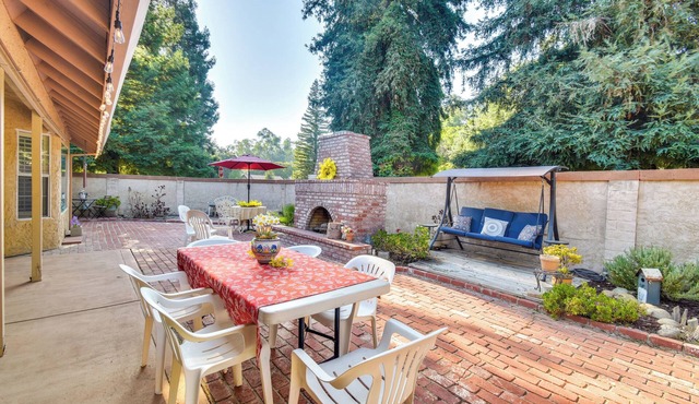 1 Mi to Applegate Park Zoo: Pet-Friendly Home