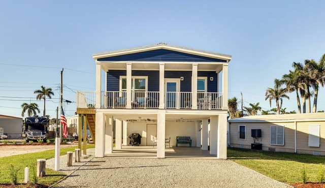 1 Mi to Beach Access: Home w/Porch in Fort Myers!