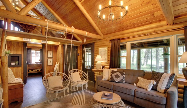1 Mi to Beach & Lake: Breezy Point Cabin w/Yard!