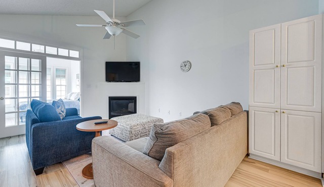 1 Mi to Beach: Myrtle Beach Condo w/Pool Access