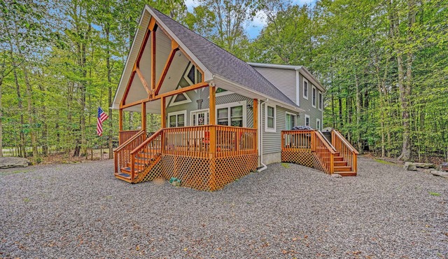 1 Mi to Beach: Pocono Lake Chalet w/Decks