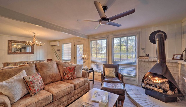 < 1 Mi to Beech Mtn Ski! Condo w/Hot Tub Access