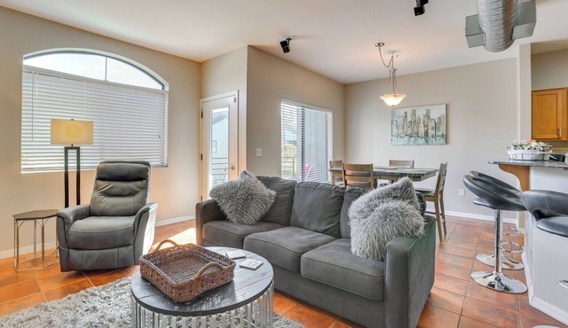 < 1 Mi to Biltmore Fashion Park: Condo w/Pool!