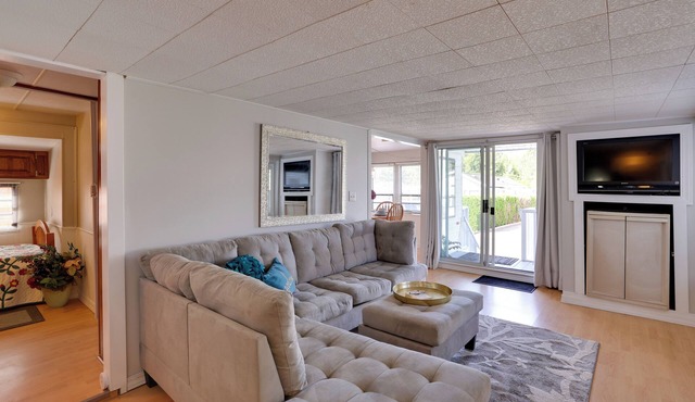 1 Mi to Birch Bay SP! Cozy Cabin w/Pool Access