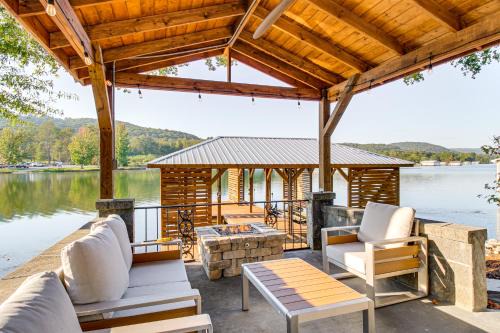 < 1 Mi to Boat Launch: Home w/Dock in Scottsboro