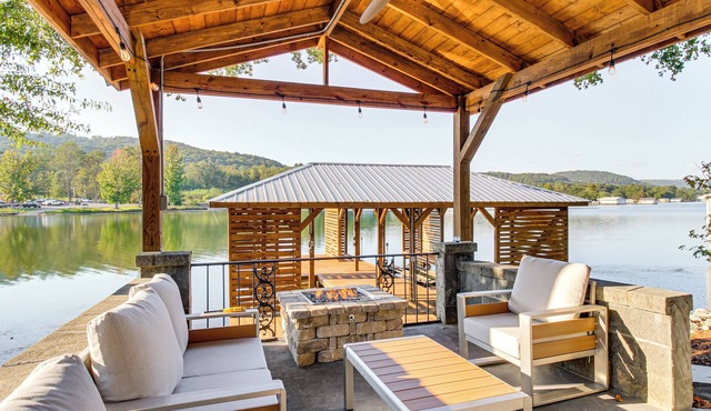 < 1 Mi to Boat Launch: Home w/Dock in Scottsboro