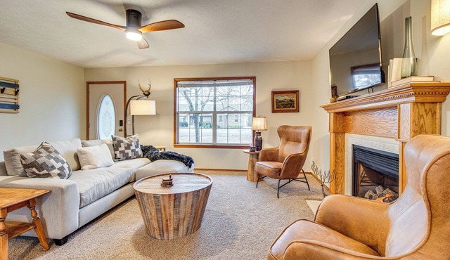 < 1 Mi to Bull Shoals Lake: 'The Blue Quill'