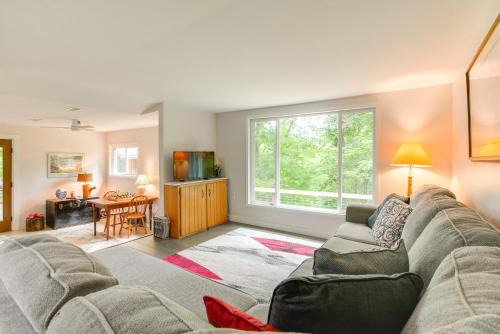 1 Mi to Burr Oak Lake Cozy Family Home!