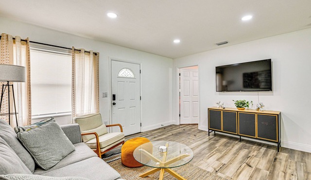 1 Mi to Busch Gardens: Modern Home w/Private Yard