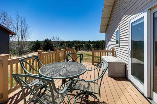 < 1 Mi to Calamus Lake! Group Adventure Base