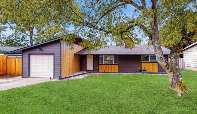 1 Mi to Campus! Family Home w/Game Room in Eugene