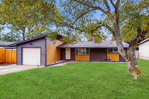 1 Mi to Campus! Family Home with Game Room in Eugene
