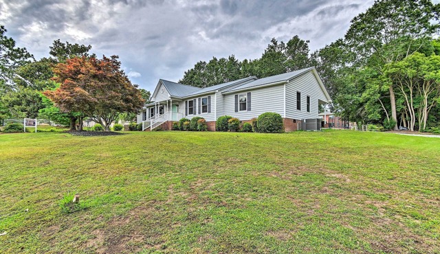 1 Mi to Cape Fear River: Pet-Friendly Retreat