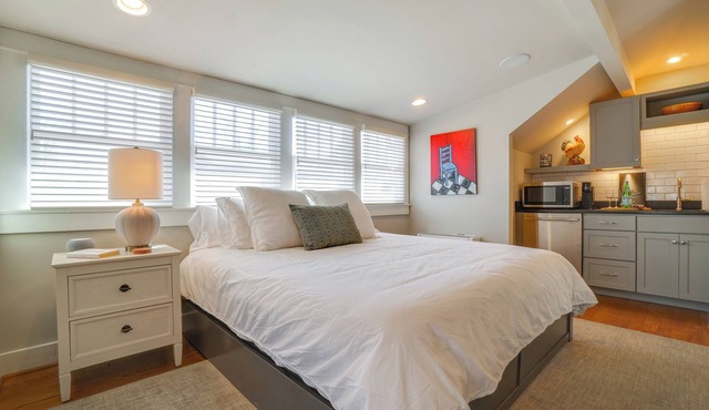1 Mi to Centennial Park, Couple's West End Retreat