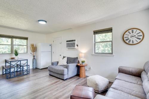 < 1 Mi to Cherokee Casino Sallisaw! Home Near I-40