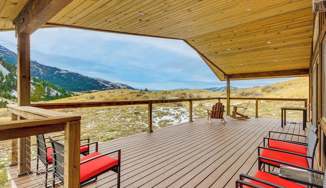 < 1 Mi to Chico Hot Springs: Mtn-View Hideaway!