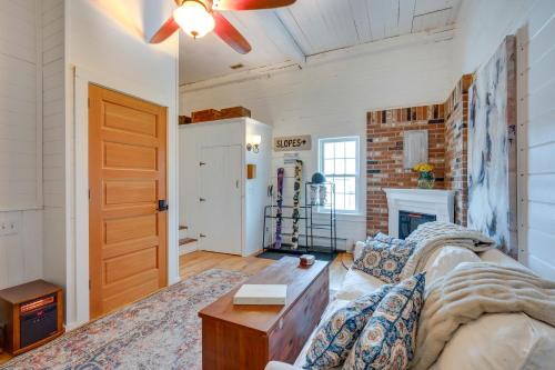1 Mi to Cranmore Mountain Charming Conway Apt!