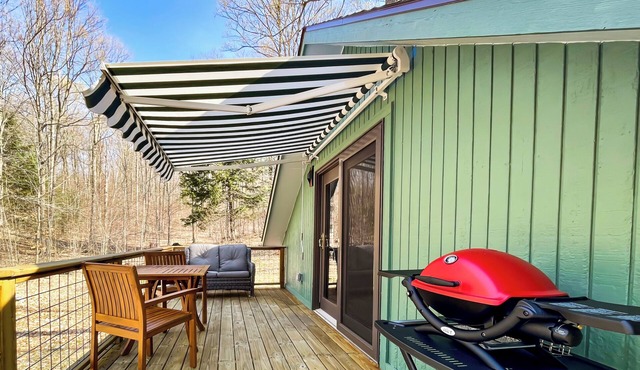 1 Mi to Crystal Lake! Couples Retreat w/Deck