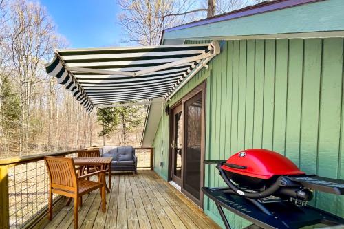 1 Mi to Crystal Lake! Couples Retreat with Deck
