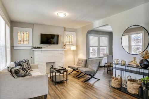 1 Mi to Delmar Loop! University City Bungalow