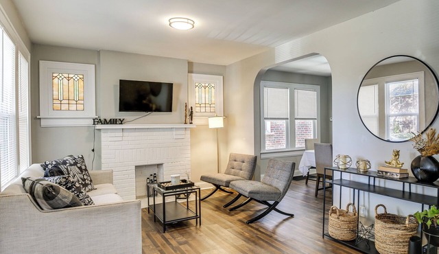 1 Mi to Delmar Loop! University City Bungalow