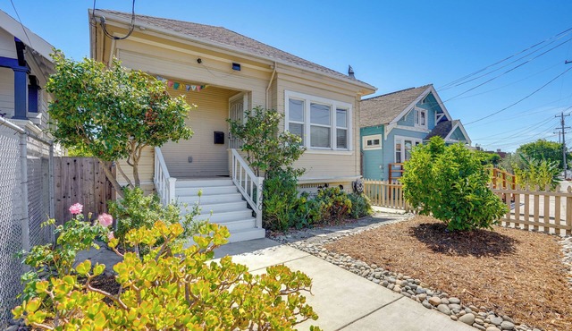 1 Mi to Dimond District: Oakland Home w/Deck