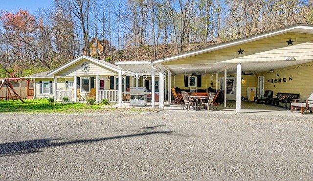 ~ 1 Mi to Dollywood: Home w/Hot Tub & Grill