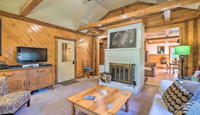 1 Mi to Downtown BBH: Coastal Cabin w/Deck & Yard