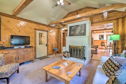 1 Mi to Downtown BBH Coastal Cabin with Deck and Yard