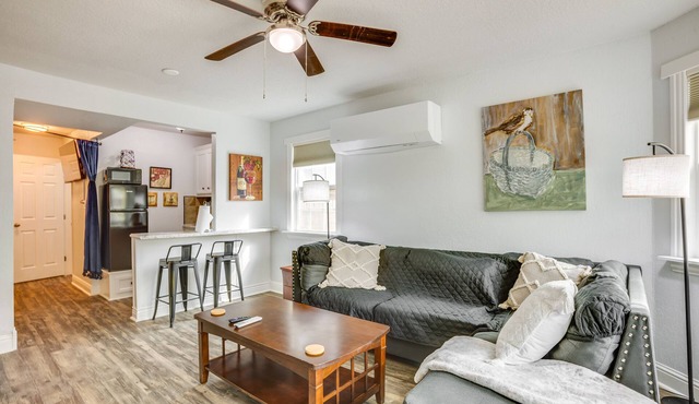 < 1 Mi to Downtown Conroe: Charming Apartment