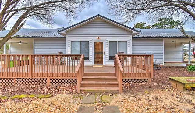 < 1 Mi to Downtown Lillington: Home w/Deck