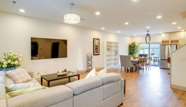 1 Mi to Downtown: New Albany Home w/Yard