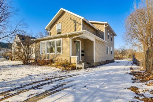 1 Mi to Downtown Welcoming Winona Duplex