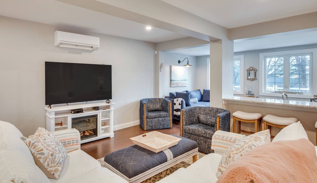 1 Mi to Drakes Island Beach: Cottage w/Deck!