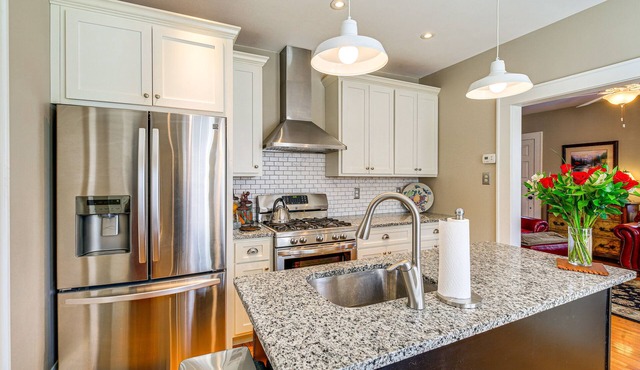 1 Mi to Dtwn: Bristol Cottage w/Hot Tub & Grill!