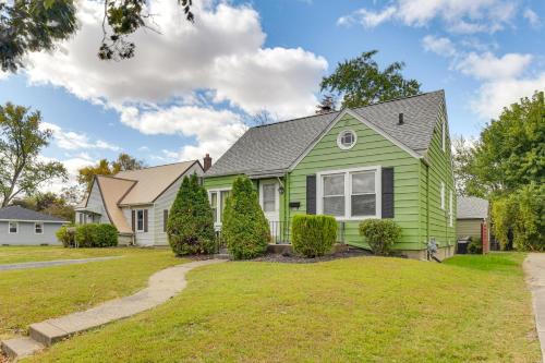 1 Mi to Dtwn Burlington Modern Home with Yard!