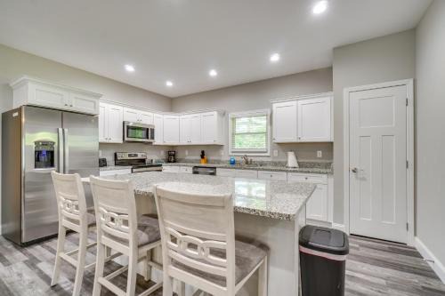 1 Mi to Dtwn Crossville: Spacious Home w/Patio!