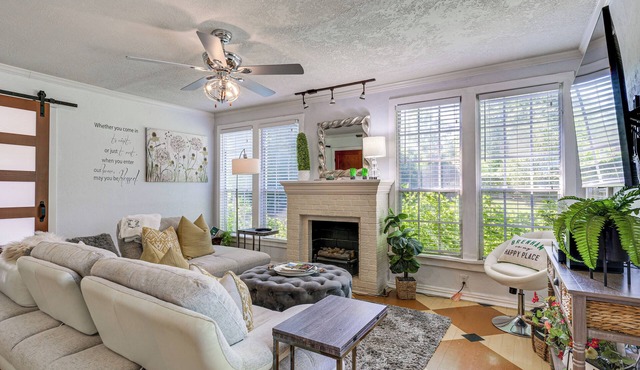 1 Mi to Dtwn: Family-Friendly Brenham Bungalow!