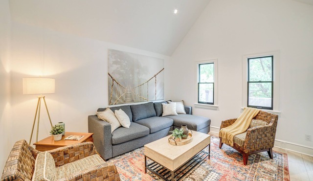 1 Mi to Dtwn Grand Rapids: Chic Condo w/Balcony!