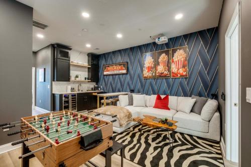 1 Mi to Dtwn Hot Tub Haven in Richmond!