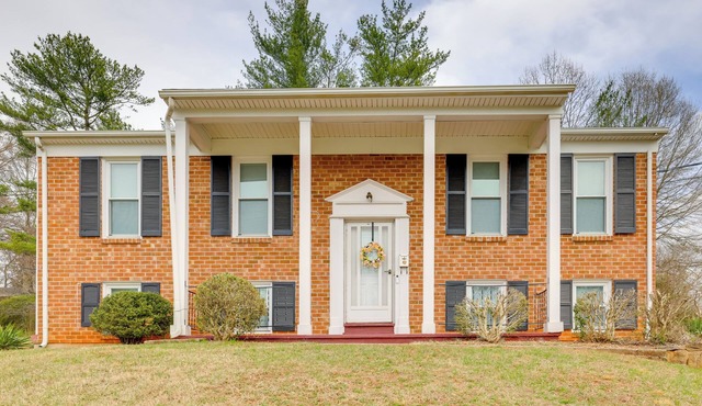 1 Mi to Dtwn Lynchburg: Charming Family Home!